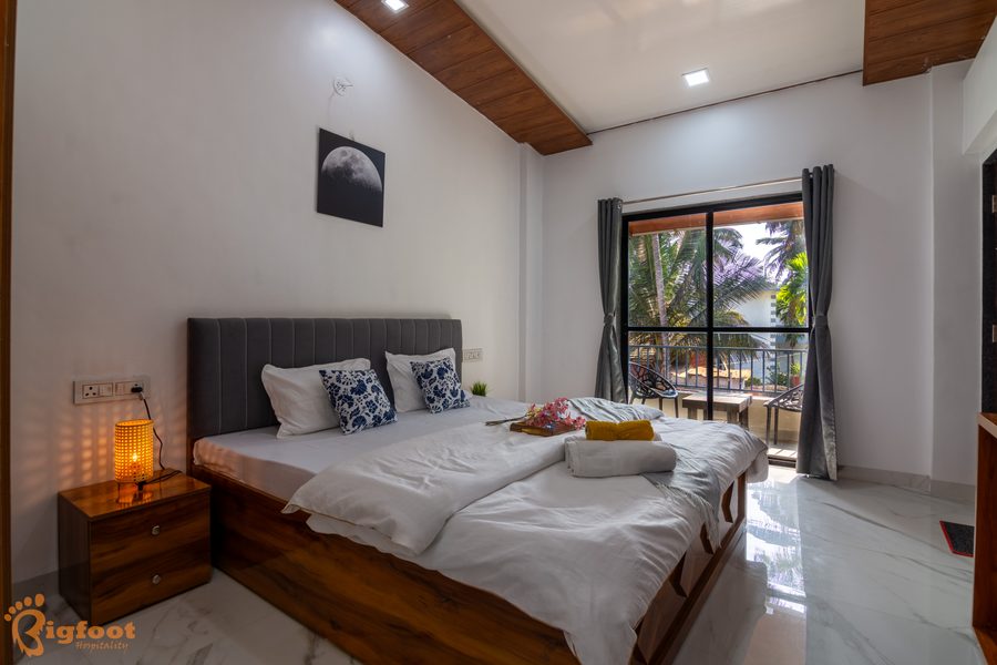 Deluxe room bedding and decor