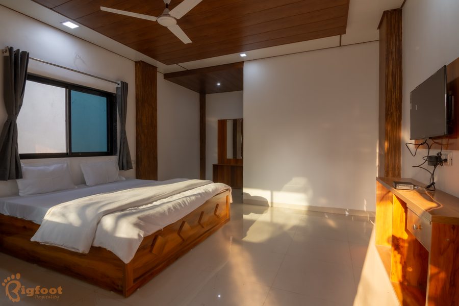 Spacious Family Room at Emerald Resort Diveagar, sleeps up to 5 adults